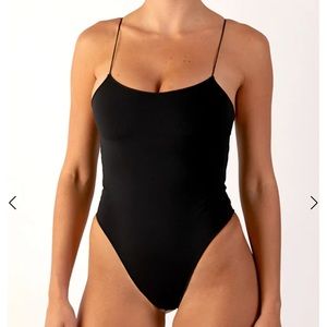 the sculpting C in black compression size medium